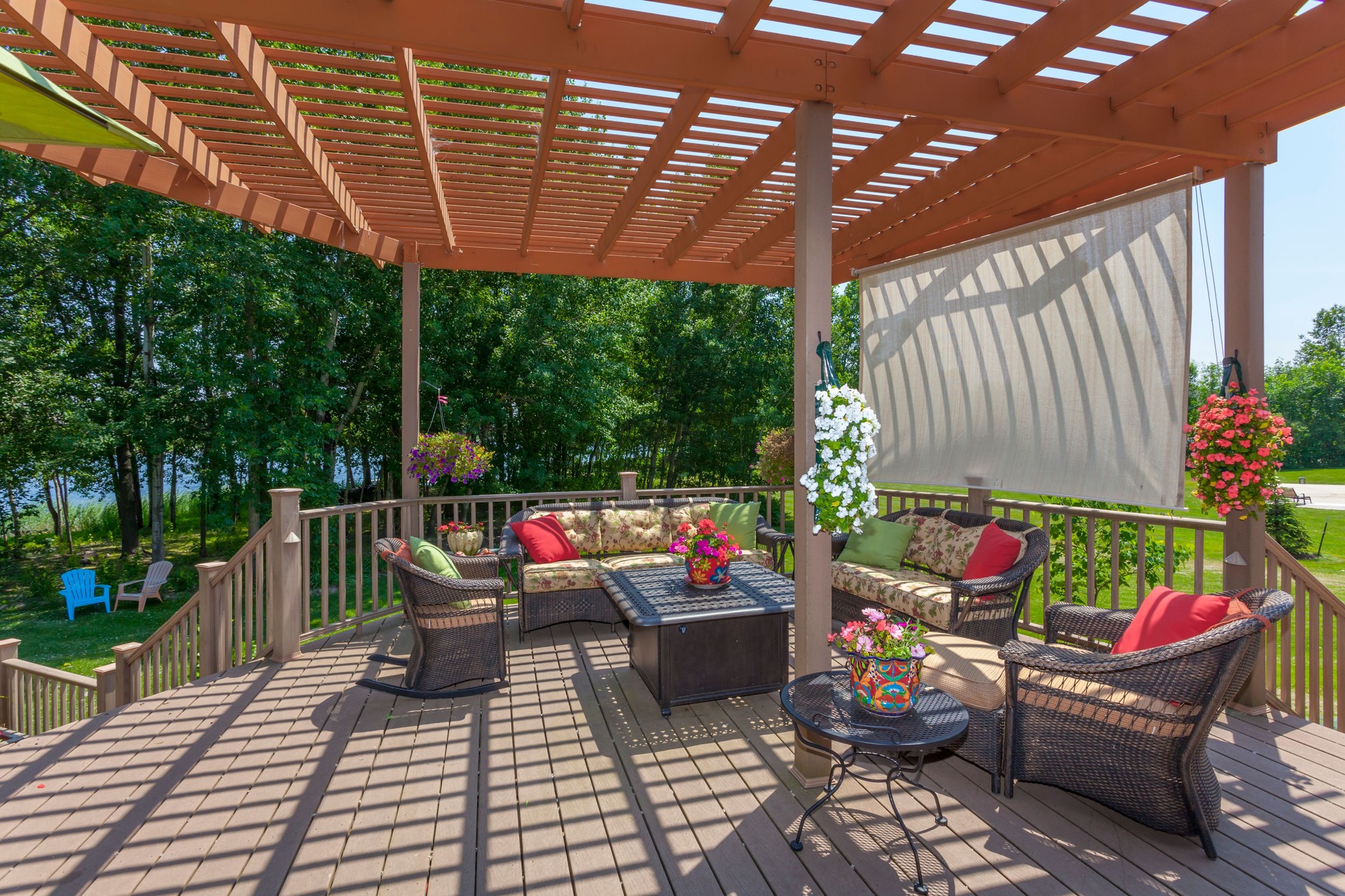 Geräumige Terrasse im Innenhof Terrasse mit Pergola "